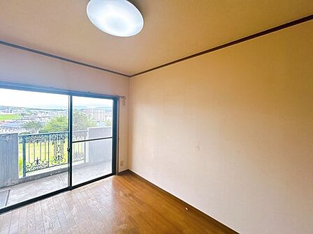 【リフォーム前】南側約5.4帖洋室の写真です。フロア上張、クロス張替、照明器具・火災報知器設置、建具交換を行う予定です。※企画は変更になる場合があります。