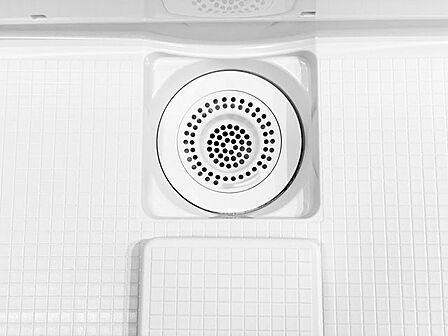 【同仕様写真】新品交換予定の浴室の排水溝は特殊な水流により、髪の毛等のごみをまとめてくれます。掃除の負担が軽減され、ラクラクですね。