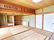 【リフォーム前写真】リビング別角度からの写真です。これから間取変更を行い、対面キッチンのリビングに仕上げていく予定です。リビングにはエアコンを1台設置予定です。