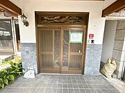 【リフォーム済】玄関のドアとタイルは綺麗にクリーニング実施。カラーモニター付きインターホンや照明器具も新設しました。玄関はお家の顔となる部分、お客様が最初に目にする場所だからこそ、第一印象が大切ですね