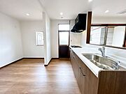 【リフォーム済】キッチンはハウステック製の新品に交換しました。背面にはパントリールームがございます。