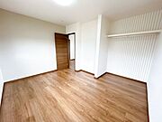 【リフォーム済】2階東側6帖の洋室です。フロア仕上げ、壁天井クロス張替、照明器具交換、火災報知器設置、TVジャック設置、エアコンコンセント設置を行いました。