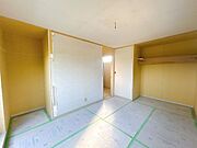 【リフォーム中】2階北東側7.5帖の洋室です。床材重ね張り、壁天井クロス張替、照明器具交換、火災報知器設置、TVジャック設置、エアコンコンセント設置を行います。クローゼットもありますのでお洋服等収納…
