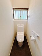 【リフォーム済】トイレはLIXIL製の温水洗浄機能付きに新品交換しました。キズや汚れが付きにくい加工が施してあるのでお手入れが簡単です。直接肌に触れるトイレは新品が嬉しいですよね。