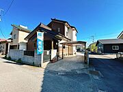 【リフォーム済】駐車場は、駐車場拡張工事を実施し3台以上駐車可能。来客があった際に、駐車場所に困らないのは嬉しいですね。※お車の形状によっては駐車できない場合もあります。ぜひ現地でご確認ください。