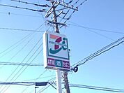 コンビニ 【周辺環境】セブンイレブン隼人見次店様まで約800ｍ（車で約3分）。深夜やちょっとしたお買い物に便利ですね。