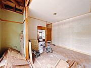 【リフォーム中】1階約6帖の洋室です。床材重ね張り、壁天井クロス張替、照明器具交換、火災報知器設置、TVジャック設置、エアコンコンセント設置を行います。クローゼットもありますのでお洋服等収納可能