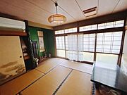 【リフォーム中】北側約9帖の洋室別アングルです。フロア仕上げ、壁天井クロス張替、照明器具交換、火災報知器設置、TVジャック設置、エアコンコンセント設置を行います。