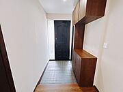 【リフォーム済】玄関ホールです。壁・天井クロス張替、フロア仕上げ、照明器具交換、靴箱も新品交換を行います。ご家族分収納可能なので嬉しいですね。