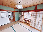 【リフォーム済】南東側約6帖の洋室別アングルです。フロア仕上げ、壁天井クロス張替、照明器具交換、火災報知器設置、TVジャック設置、エアコンコンセント設置を行いました。