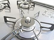 【同仕様写真】新品交換するキッチンは3口コンロで同時調理が可能。複数品目一緒に作れて料理の幅も広がります。心強い味方です！お手入れ簡単なコンロなのでうっかり吹きこぼしてもお掃除ラクラクです。