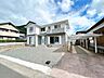 駐車場：【リフォーム済】駐車場拡張実施しました。縦並列7程度駐車可能。来客があった際の駐車スペースには困りませんね。