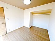 【リフォーム済】2階東側洋室です。壁、天井クロスを交換し床をフローリングで仕上げました。子供部屋としてぴったりのお部屋です。