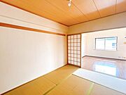 【リフォーム中/5.6帖洋室別角度】床はフローリング張り、壁・天井はクロスの張替えを行い、建具や照明交換を行う予定です。