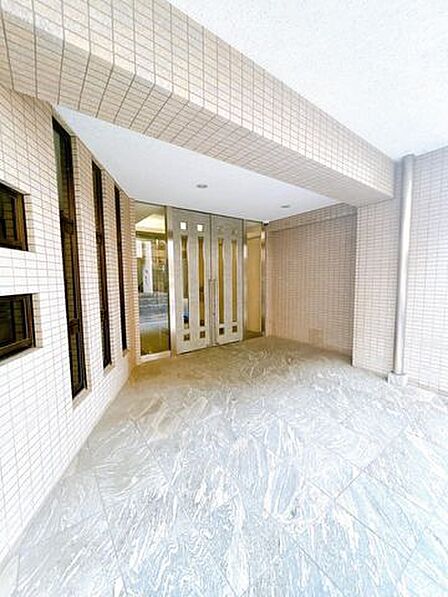 【現地外観】平面・機械式駐車場/有(月額18000~20000円、 空き状況は管理会社へ要確認)