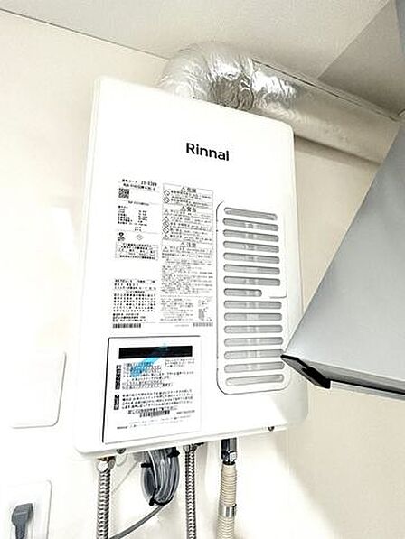 新品のガス給湯器に交換しました。温度調節リモコンがありますので、やけど防止に役立ちます。