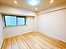 その他：【リフォーム後/7.2帖洋室】床はフローリング張り、壁・天井はクロスの張替えを行い、建具や照明交換を行いました。