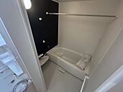 【リフォーム済】ユニットバスは新品に交換しました。浴槽は大人も足を伸ばしてゆったり浸かれる広さです。