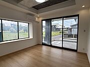 【リフォーム済】1階の洋室です。壁、天井クロスを交換し床を上張りました。窓が2方向にあるので明るい印象です。