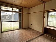【リフォーム中】西側洋室です。壁、天井クロスを交換し床を上張りします。窓が2方向あり風通しがいいですよ。