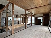 【リフォーム中】LDKの別角度です。壁、天井クロスを交換し床を上張りします。サンルームがついているので、お洗濯ものをほすことができます。