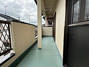 【リフォーム後】バルコニーです。パイプ掛けがあるので洗濯物を干すことができます。
