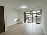 【リフォーム済み/居室】1階約9帖の洋室です。（別アングル）デスクや本棚を置いても圧迫感がなく、集中できる環境が整います。お子さまのお部屋にいかがでしょうか。