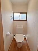 【リフォーム後写真】2026/3/29撮影。トイレを新品に交換いたしました。換気できるよう既存の窓をそのまま活用しました。