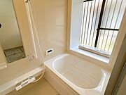 【リフォーム完成】浴室はハウステック製のユニットバスです。広さは約1坪タイプのものとなっております。足を伸ばして1日の疲れをゆっくりとることができますよ。また、小さいお子さんと一緒に入られ…