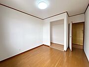 【リフォーム済み/洋室】5/28撮影。2階洋室約5帖のお部屋です。クローゼットを拡張し、枕棚とハンガーパイプを新設しました。また、隣のお部屋と独立させるため、壁も新設いたしました。