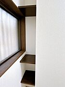 【現地写真/洗面】洗面脱衣室には便利な棚を設置しております。洗剤や入浴剤など、収納するものが多い場所ですので、整理整頓にぜひご活用ください。