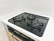 【現地写真/キッチン】新品交換予定のコンロは三口コンロ。複数品目一緒に作れて料理の幅も広がります。心強い味方です！