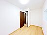 洋室：【リフォーム済】1階洋室です。クロス張替え、フロア張り、建具交換を行います。ハンガーパイプを設置するので、お洋服の収納にも困りません。
