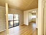 リビング/ダイニング：【リフォーム後】床はフローリング張り、壁・天井はクロスの張替えを行い、建具や照明交換を行いました。