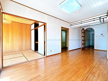 【現況写真】リビング別角度から。2年程前に前所有者様が配管の交換を行っています。