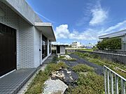 【現況写真】建物外観を別角度から。奥に見える物置は未登記の為解体してお引き渡しいたします。