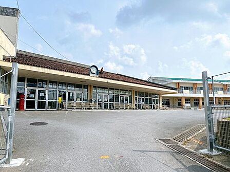 小学校 【周辺環境】兼原小学校まで徒歩約6分(約450m)。登下校時の安全を考えたちょうど良い距離感です。お子様の通学にも安心です。