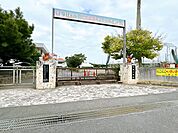 小学校 【周辺環境】川崎小学校まで約650ｍ（徒歩約9分）。毎日の通学も安心で子育て世代に嬉しい立地です。