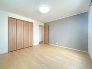 【現況販売】2階約8帖洋室です。ゆったりとしたお部屋なので主寝室にいかがでしょうか。