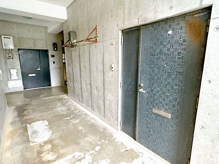 【共用部】玄関ドアの写真です。9階建ての2階のお部屋です。