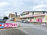 周辺：ドラッグストア 【周辺環境】ドラッグストアモリ　あげな店まで約2.1ｋｍ（車約6分）。24時まで営業なので急な買い物や混み時間を避けれたり便利です。 2100m