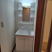 ※リフォーム前につき別室の洗面台です。