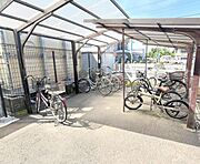 ■雨の日も安心な屋根付き駐輪場