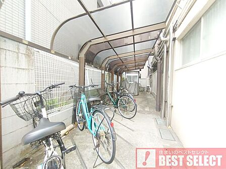■雨の日も安心な屋根付き駐輪場