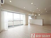 ■陽光が差し込み開放的なリビング空間