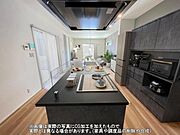 ダイニングと一体につながる、開放的なLDK。キッチンに立つ時間さえも、家族や友人との大切なコミュニケーションの時間に。