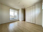 お部屋からバルコニーに出られるので洗濯物や布団などをすぐ干せ取込みも楽にできます！
