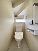 採光窓は臭い対策にもなって清潔な空間を保てます♪立ち上がりをサポートしてくれる手すりも完備！