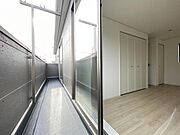 2部屋から行き来できる続きバルコニー！洗濯物や布団が干せる十分な広さです＾＾