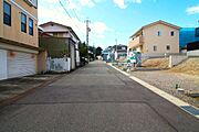 前面道路幅員約6ｍ！対向車が来てもすれ違える十分な広さがあります。しっかりと整備されている道路のため安全です。